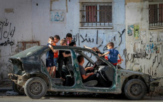 Des enfants palestiniens jouent dans une rue vide de Jénine pendant une grève de solidarité avec les prisonniers palestiniens des prisons israéliennes, 11 septembre 2021 (Nasser Ishtayeh/Flash90)