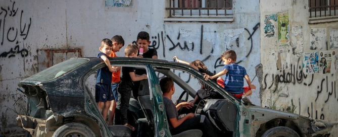 Des enfants palestiniens jouent dans une rue vide de Jénine pendant une grève de solidarité avec les prisonniers palestiniens des prisons israéliennes, 11 septembre 2021 (Nasser Ishtayeh/Flash90)