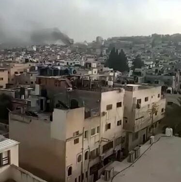 Les bâtiments brûlent, certains à cause d'incendies allumés par les troupes de l'Autorité palestinienne.