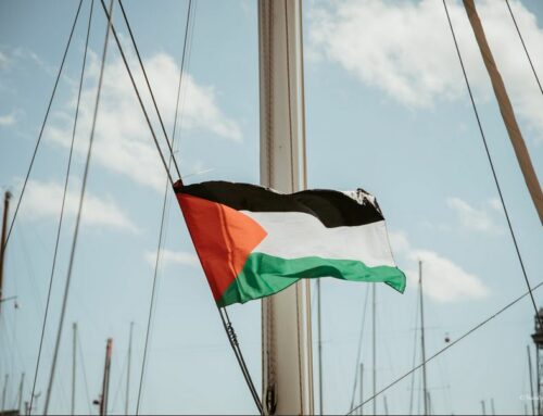 Dans le sillage des flottilles, le centre culturel embarqué